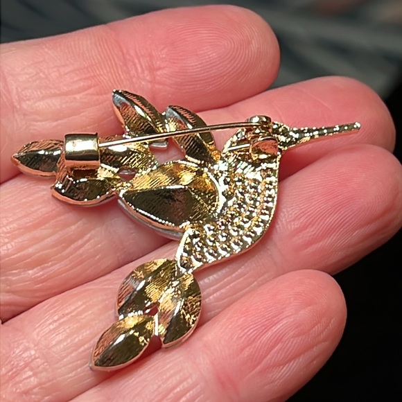 Sparkly gold tone aurora borealis iridescent rhinestone hummingbird brooch - Picture 4 of 4